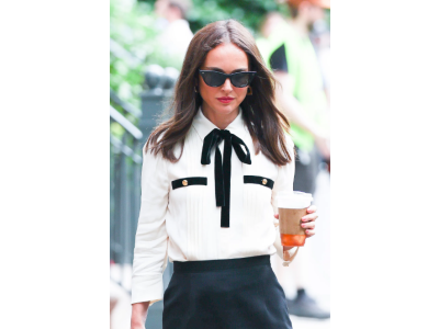 Mit einem Kaffee in der Hand und einer dunklen Sonnenbrille ist Natalie Portman eine echte Chefin auf den Straßen von New York.