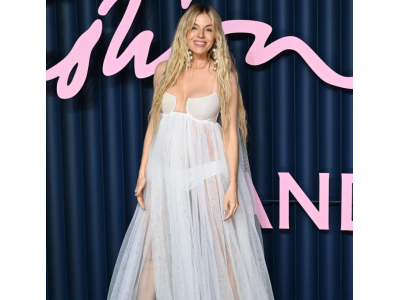 Sienna Miller setzt bei den AI Fashion Awards 2025 auf einen transparenten Boho-Look