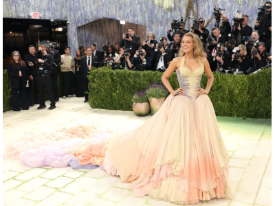 Blake Lively strahlt bei der Met Gala 2026 in einem Archivkleid von Versace und mit einer dramatischen Schleppe in den Farben von Sonnenaufgang und Sonnenuntergang.