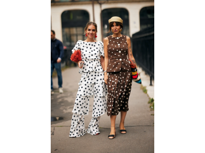 Wie man Polka Dots trägt – das verspielte und elegante Muster, das im Frühling/Sommer 2026 wieder ein Hit sein wird.