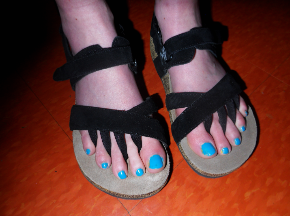 Damen-Sandalen in Schwarz mit Zehensteg von modora.ch